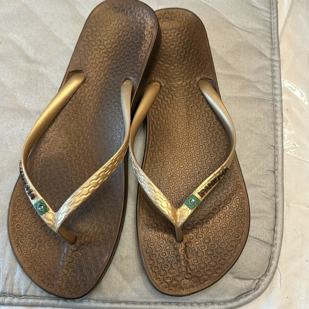 Ipanema Flip flops Size 8-8 1/2 Gold thongs w/bronze bottom. EUC - Picture 1 of 5